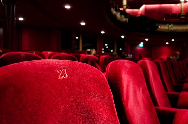 映画館の赤いフカフカの座席