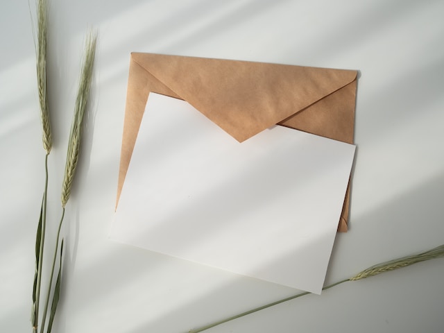 封筒と白紙のメッセージカード
