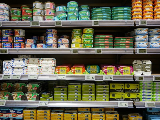 スーパーの陳列棚に並んだ食品の缶詰