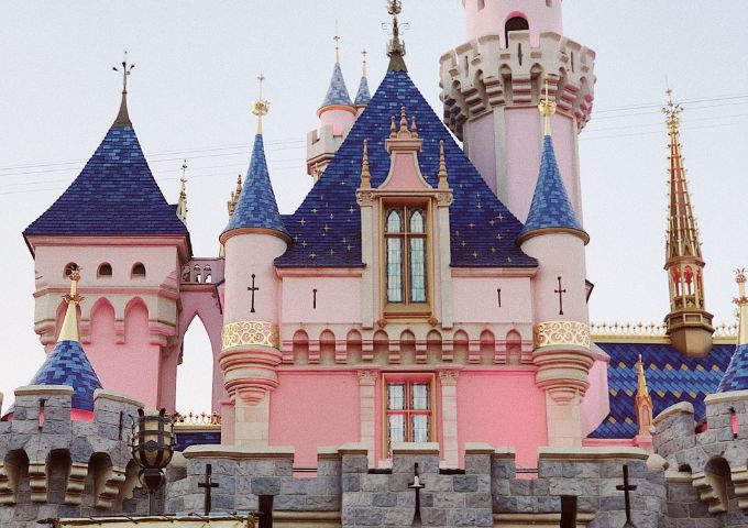 青い屋根、ピンクのお城
