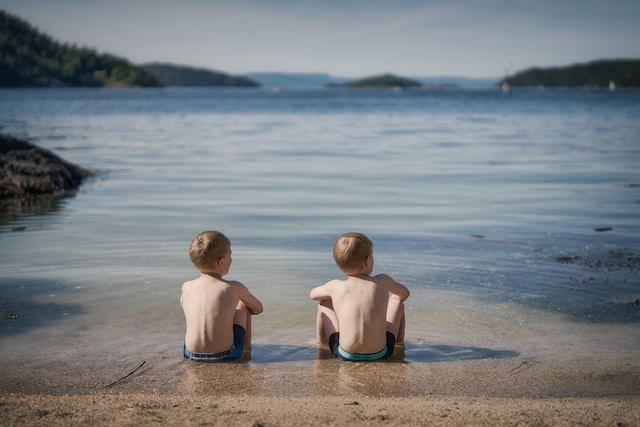 浜辺に座る双子の男の子